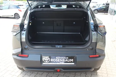 Car image 25