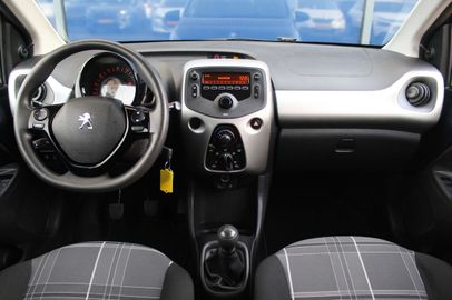 Car image 11