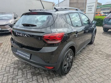 Car image 3