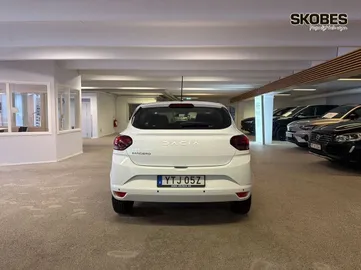 Car image 3