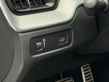 Car image 40