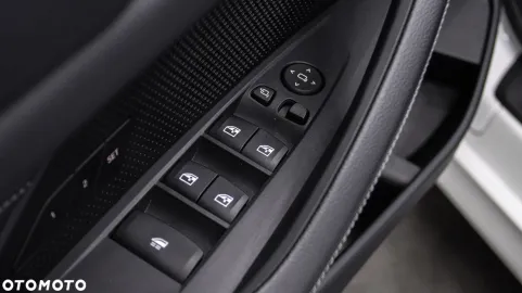 Car image 32