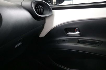 Car image 24