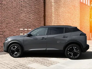 Car image 4