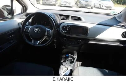 Car image 4