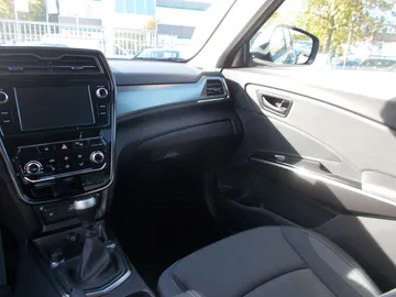 Car image 19