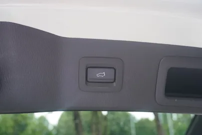 Car image 35