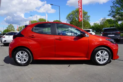Car image 4