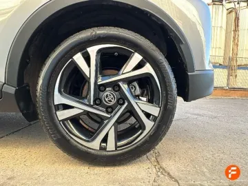 Car image 26