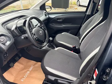 Car image 7