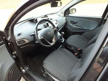 Car image 14