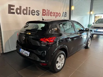 Car image 3