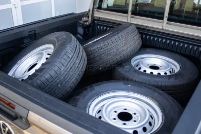 Car image 40