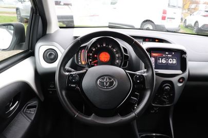 Car image 11