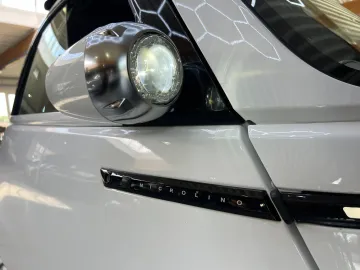 Car image 26