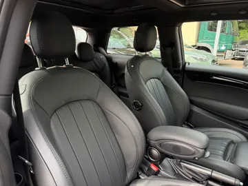 Car image 32