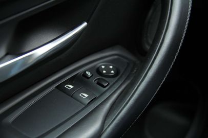 Car image 32