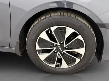 Car image 30