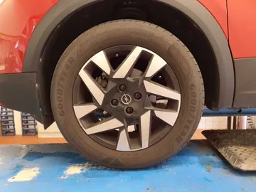 Car image 9