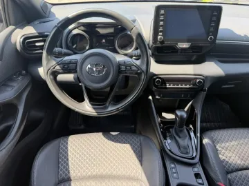 Car image 4