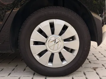 Car image 24