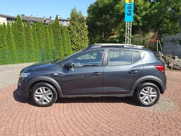 Car image 4