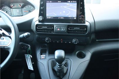 Car image 28