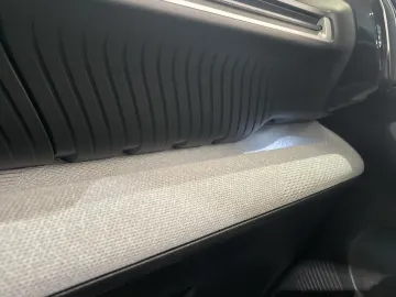 Car image 34