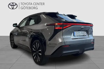 Car image 4