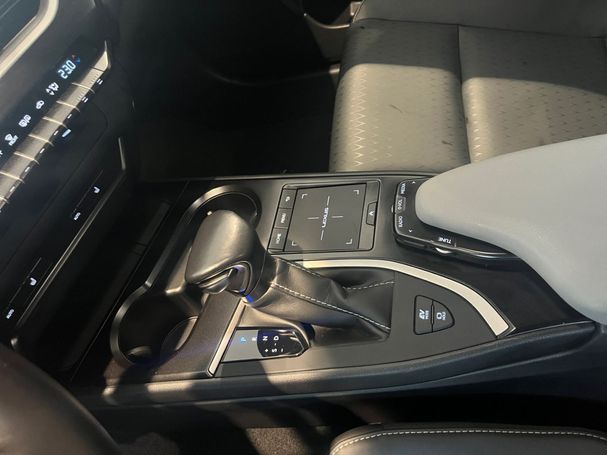 Lexus UX 250h 135 kW image number 25