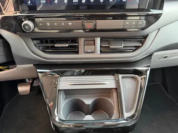 Car image 32