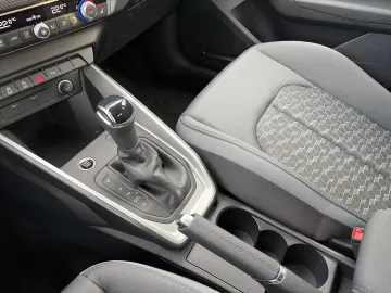 Car image 32