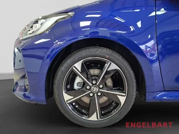 Car image 15