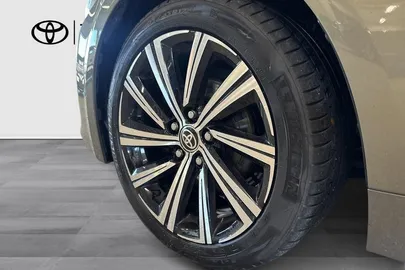 Car image 10