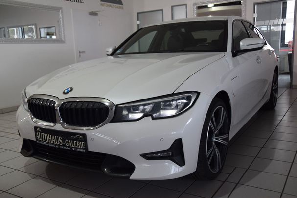 BMW 330 e Sport Line 215 kW image number 19