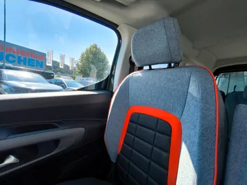 Car image 27