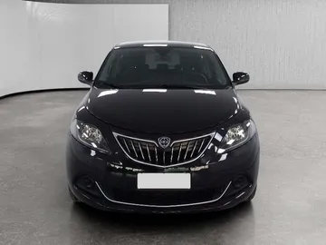 Car image 4