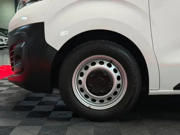 Car image 37