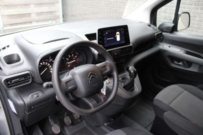 Car image 24