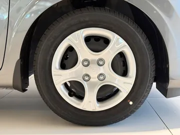 Car image 25