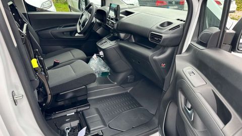 Car image 30