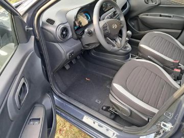 Car image 12