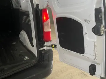 Car image 40