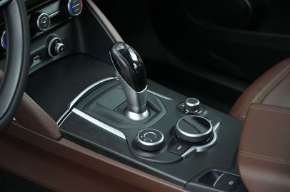 Car image 32