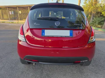 Car image 18