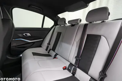 Car image 40