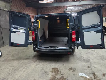 Car image 25
