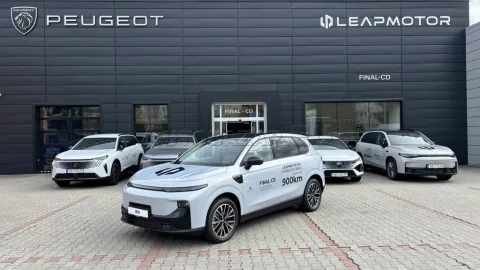 Car image 4