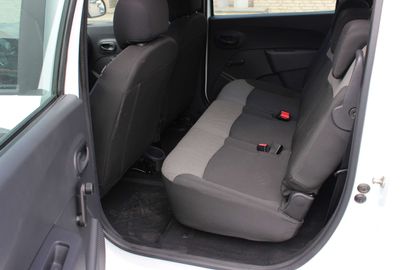 Car image 11