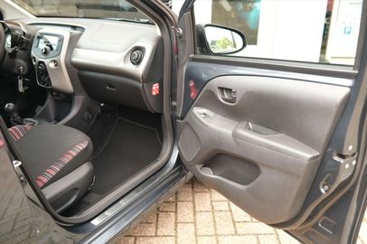 Car image 12